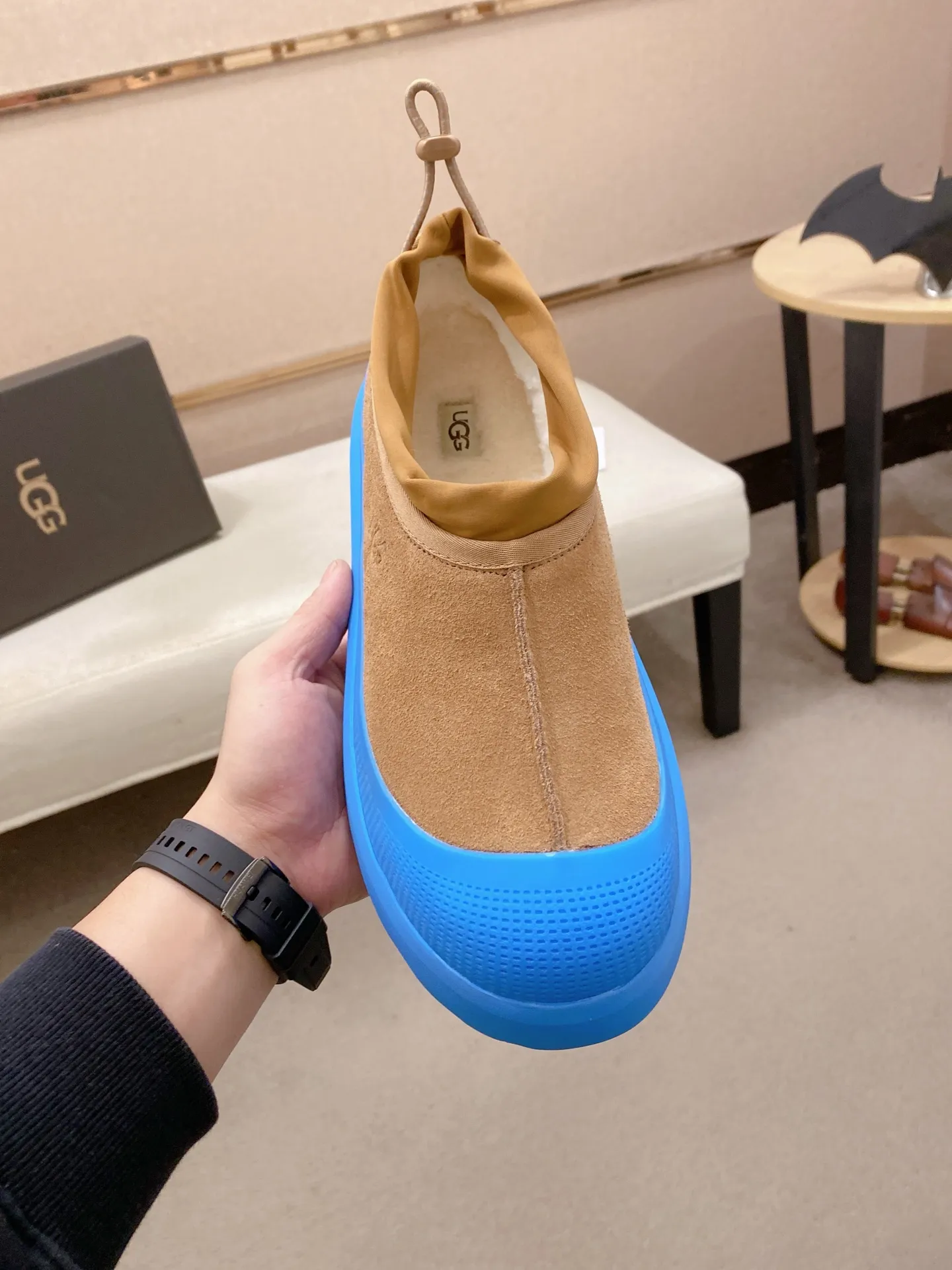 Factory price: 480💰Couple model💏 Same style as Wang Yibo, North American men's shoes Ugg ☃️In the special sale of new high-quality men's shoes snow boots in autumn and winter, the nemesis of extreme cold weather! Made of cowhide leather, merino wool lining, and original outsole, whether driving, outdoor or daily wear, there is always one that suits you! Male and female size: 35-46.